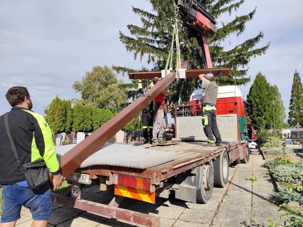 Kování na dřevěný kříž