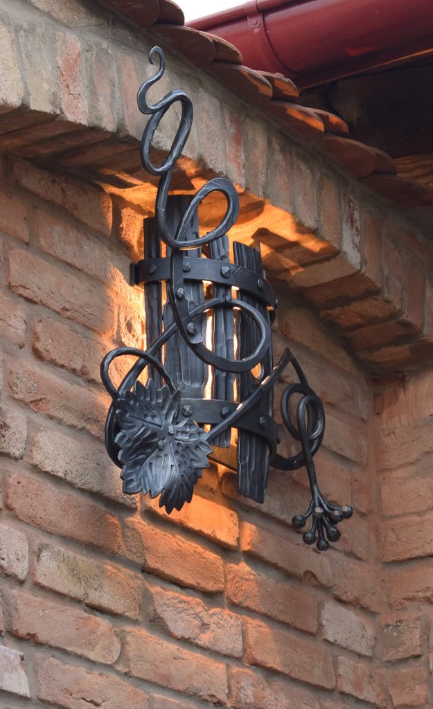 Luxusní kovaná svítidla do vinného sklepa ve stylu vinného sudu a révy - detail okres Břeclav