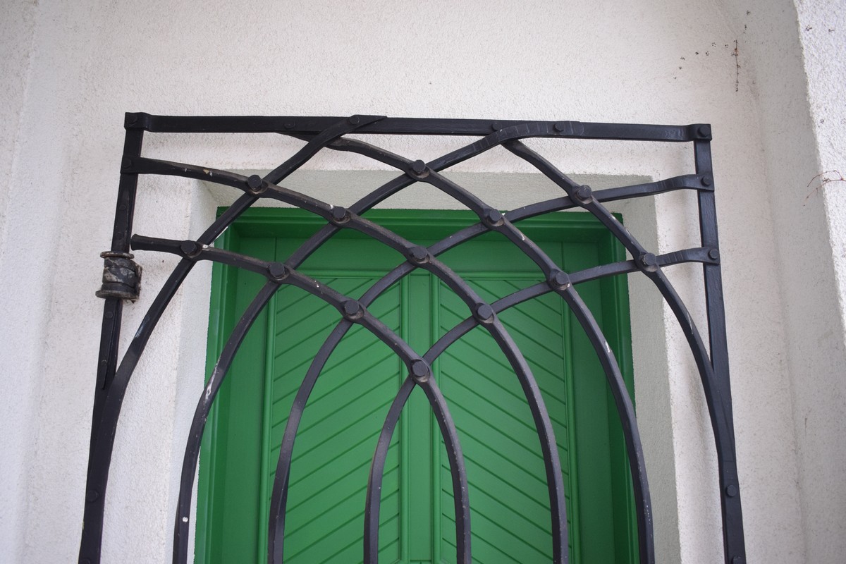Ručně kovaná nýtovaná bezpečnostní  mříž pro vstupní dveře do vily. Obec Lovčičky nedaleko Brna.
