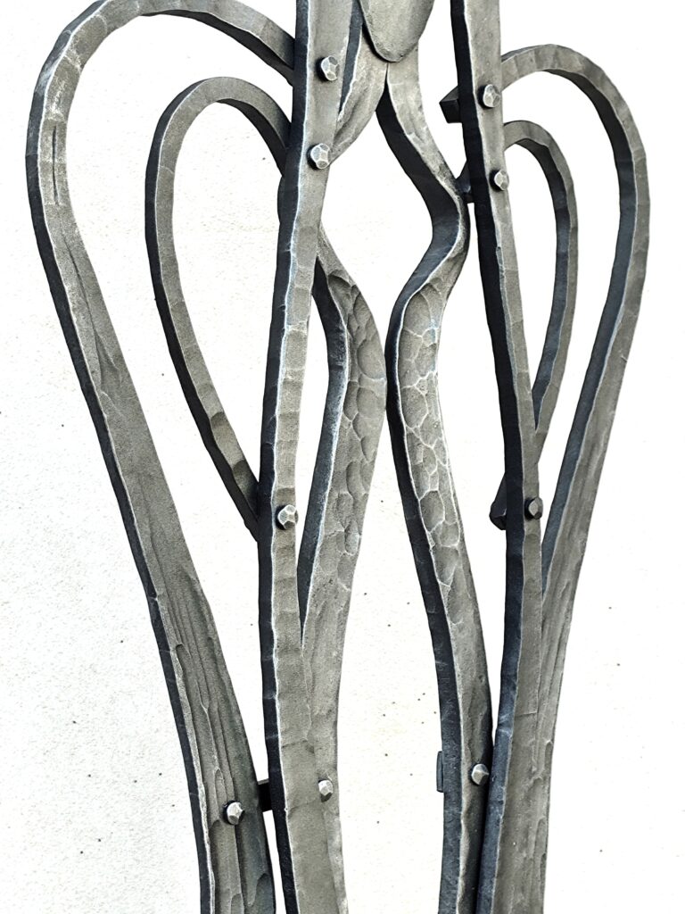 Umělecky ztvárněný kovaný anděl - detail