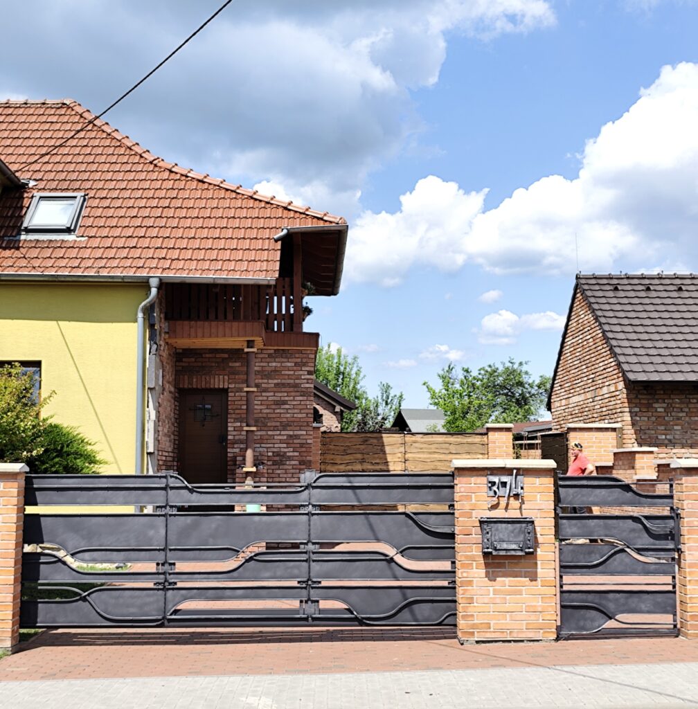 Designová kovaná, samonosná, posuvná brána