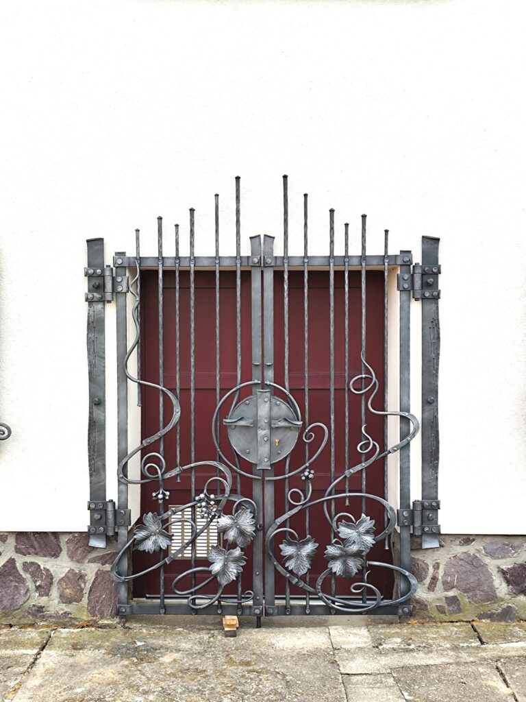 Kovaná brána do vinného sklepa
