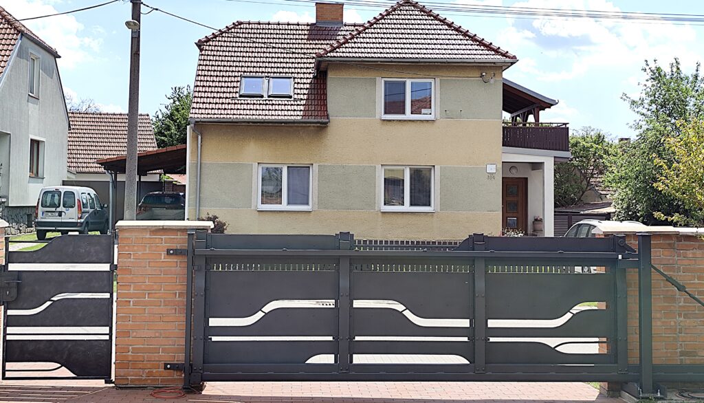 Zadní strana kované designové samonosné brány