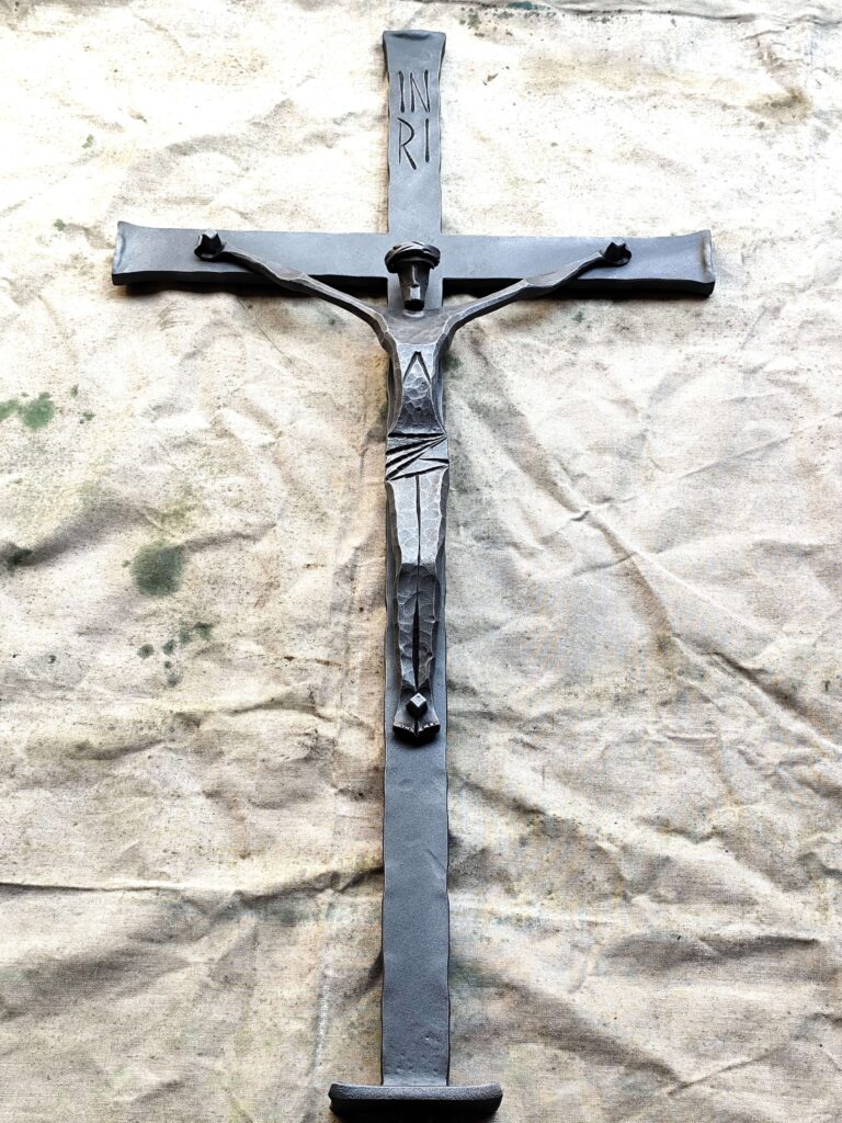 Kovaný kříž s postavou Ježíše Krista