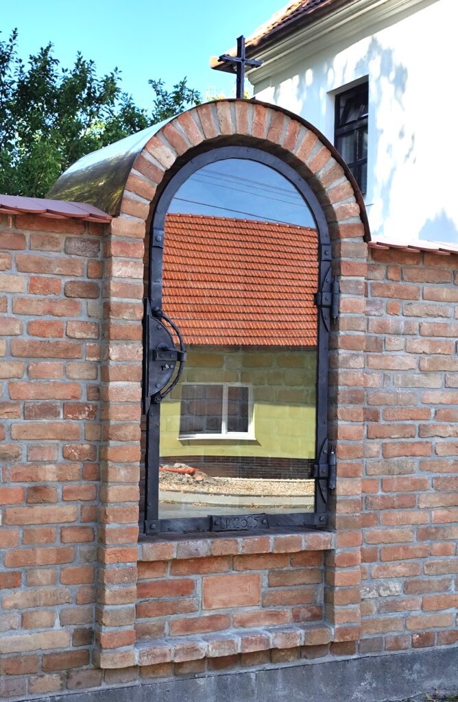Kovaný rám zasklených dveří na kapličce