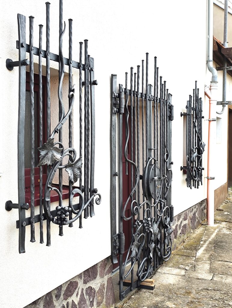 Mříže a branka do vinného sklepa