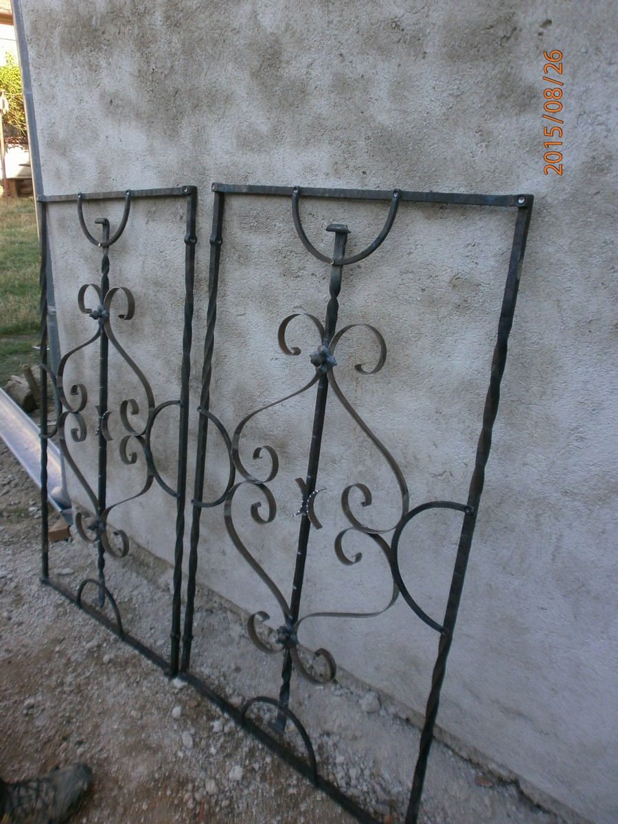 Ručně kovaná dvoukřídlá branka v historizujícím stylu.  Kovaná brána a branka. Ozdobný styl.