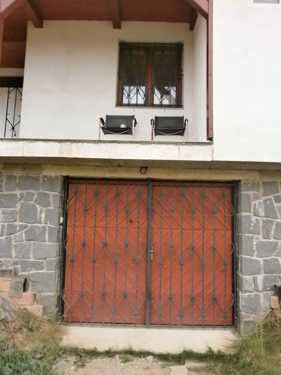 Kovaná dvoukřídlá vrata na garáž v obci Rašovice  nedaleko Slavkova u Brna a Bučovic. Dekorativní a ozdobné provedení.
