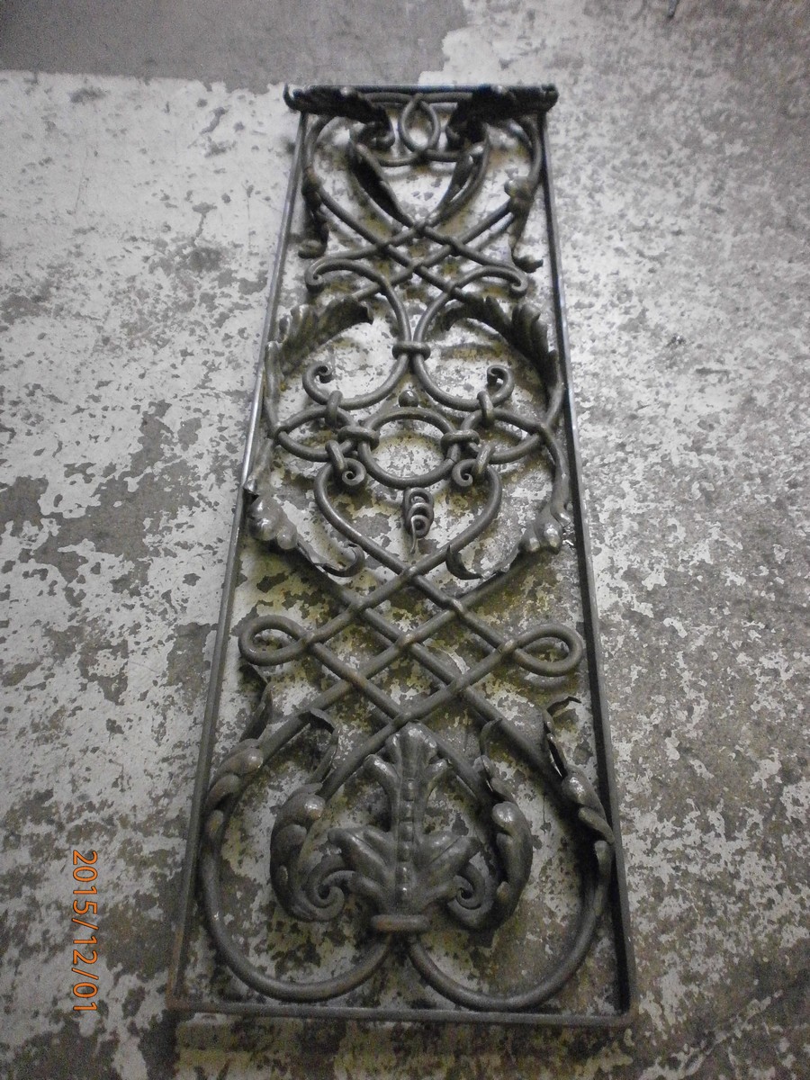Ručně kovaná  umělecká mříž v historickém stylu. Vyrobeno pomocí náročných kovářských technik. Umělecké pojetí.