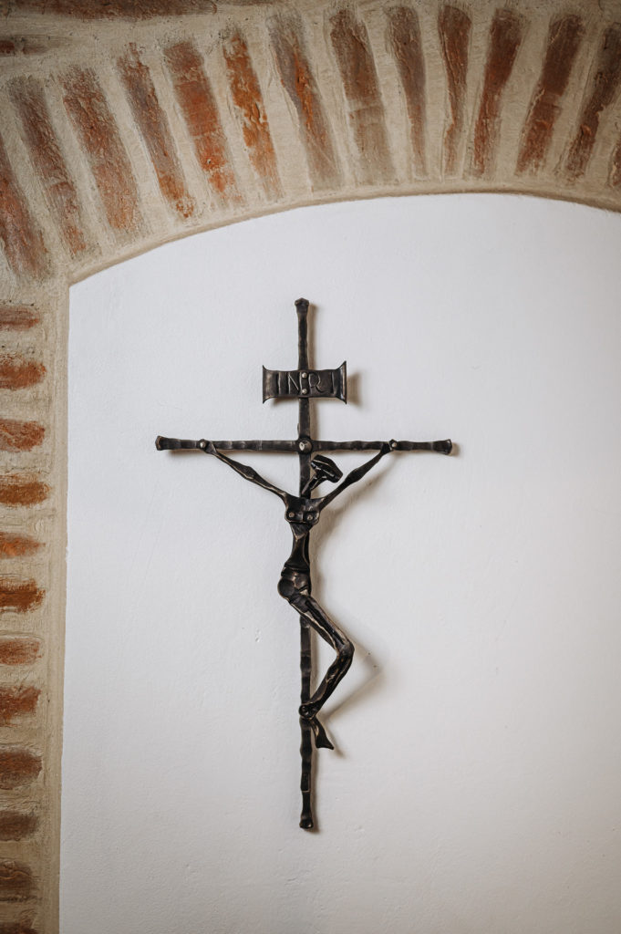 Ručně kovaný nástěnný kříž s postavou Ježíše Krista. Originální provedení.