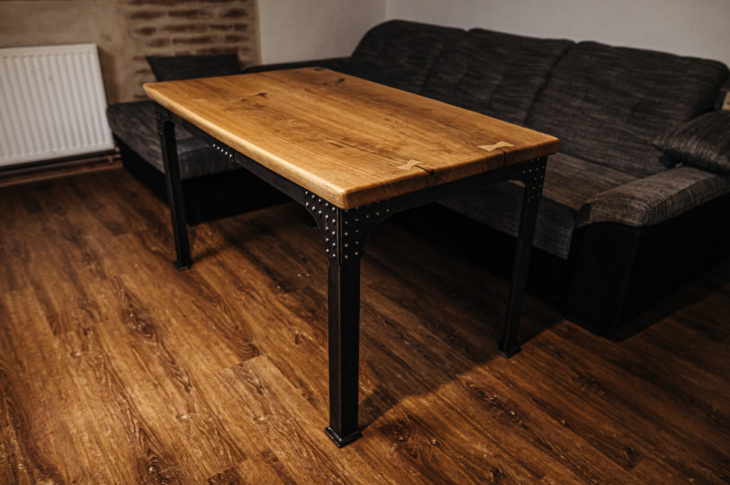 Luxusní Kovový jídelní stůl v industriálním stylu s masivní dubovou deskou s originálními detaily
