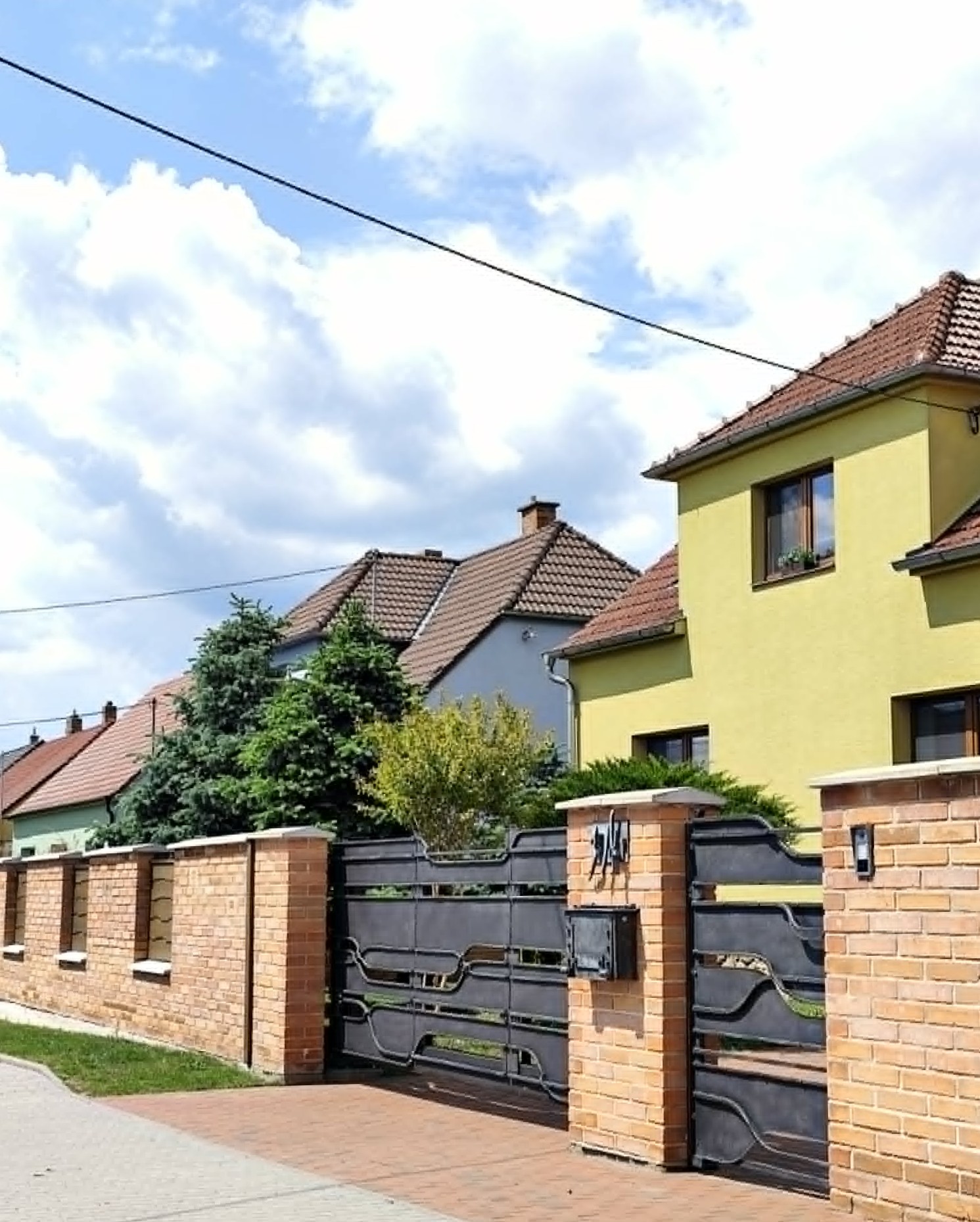 Designová kovaná, samonosná, posuvná brána