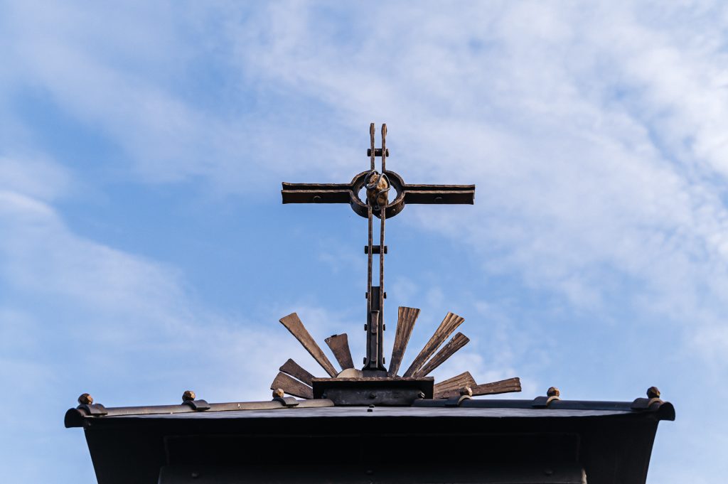 Kovaná stříška na krbový komín s kovaným křížem, Brno a okolí
