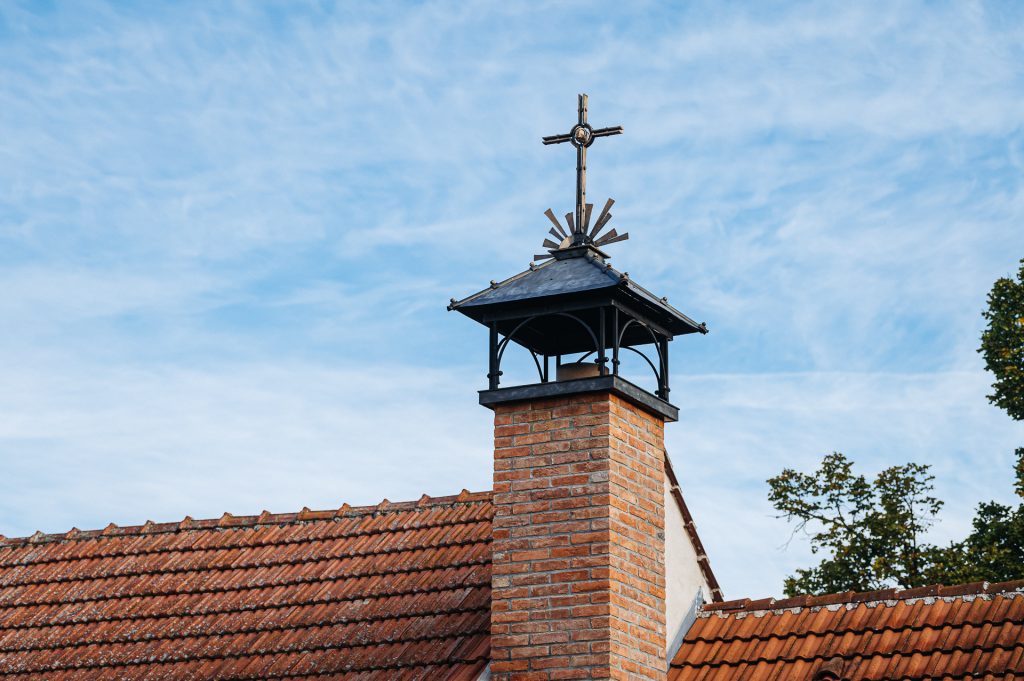 Kovaná stříška na krbový komín s kovaným křížem, Brno a okolí