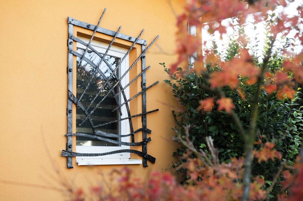 Konaná mříž na okno, unikátní design s kovaným sluncem