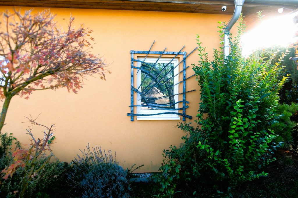 Konaná mříž na okno, unikátní design s kovaným sluncem